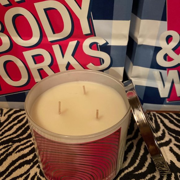 Bath and Body Works Candle - Picture 2 of 3